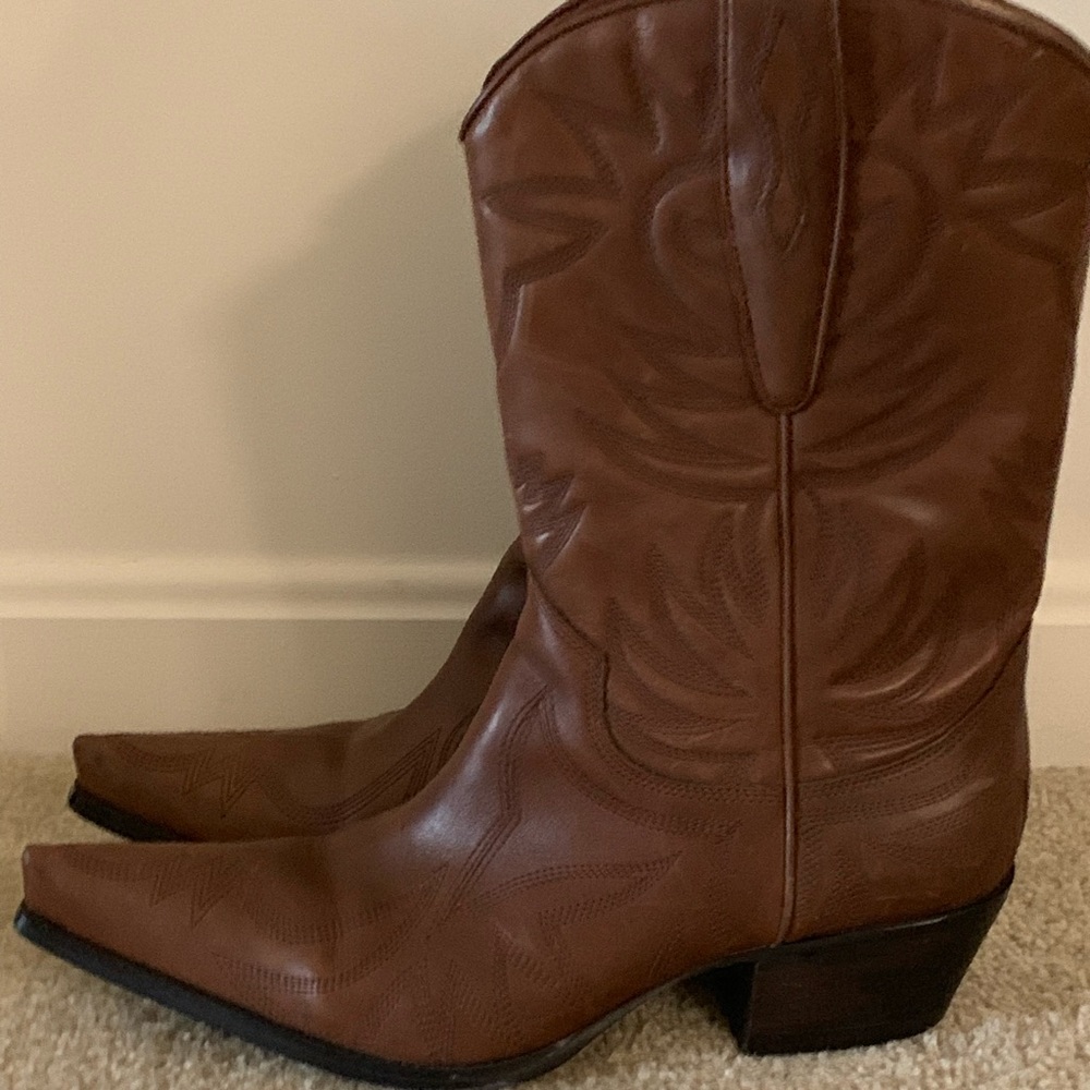 Guess boots size 10 preowned.
